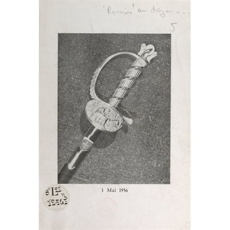 Remise au doyen René Fabre, de la Faculté de pharmacie de Paris, de l'épée qui lui a été offerte à l'occasion de son élection à l'Académie des sciences le 3 mai 1956